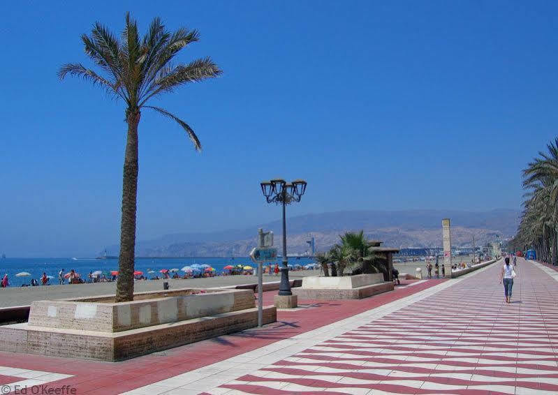 Apartamentos 16:9 Playa Suites Almería Buitenkant foto